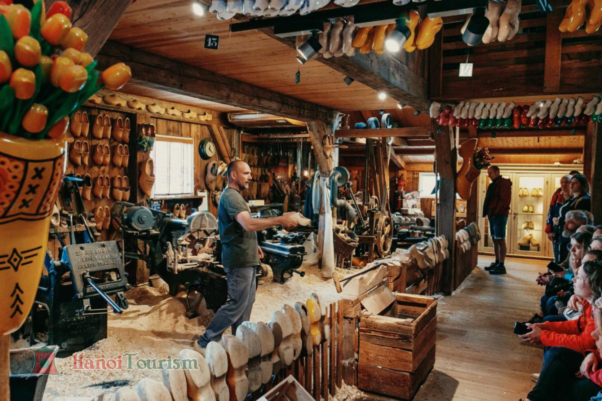 xưởng chế tác guốc gỗ - Zaanse Schans - Hà Lan